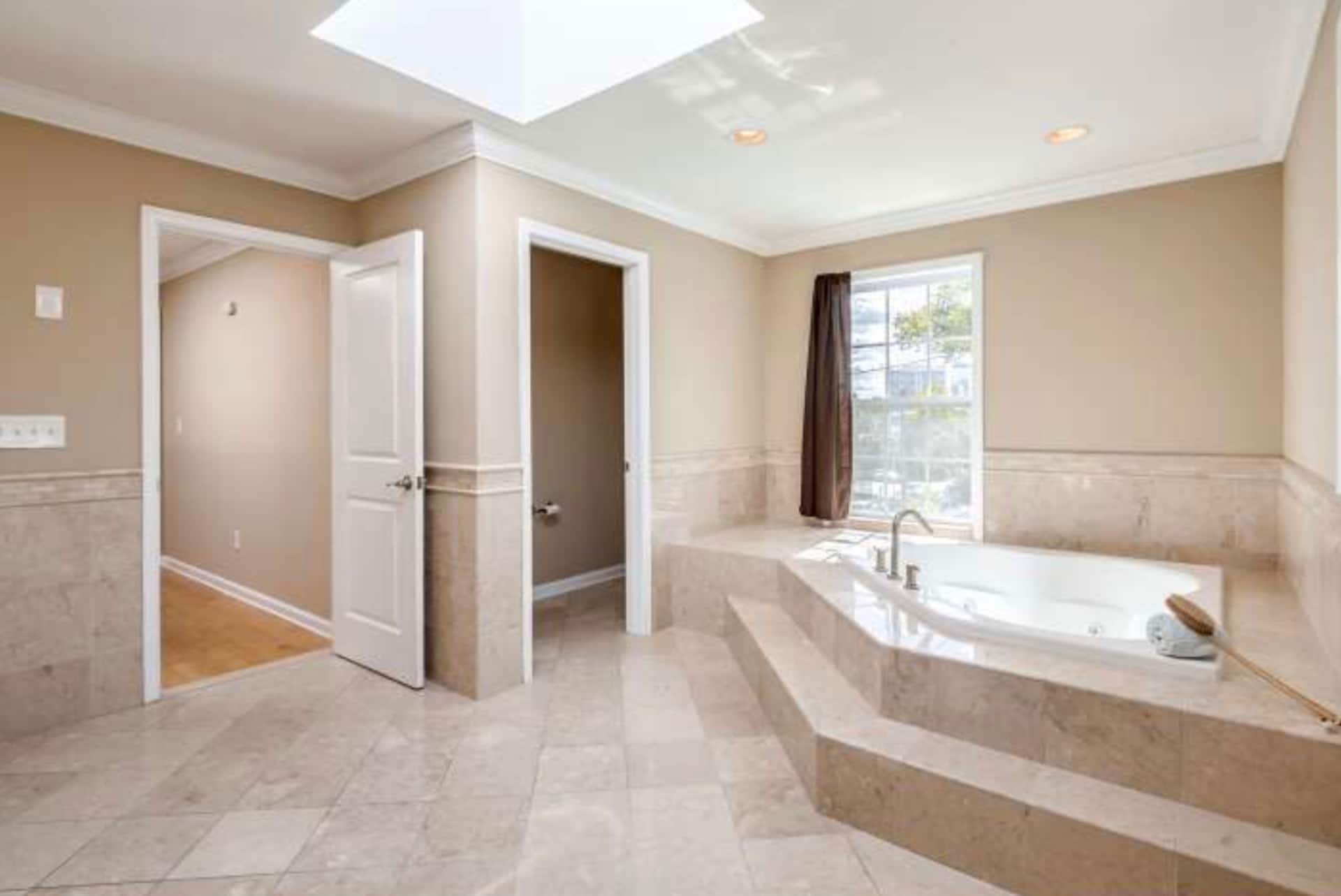 Romantic Penthouse Private Suite with Jacuzzi