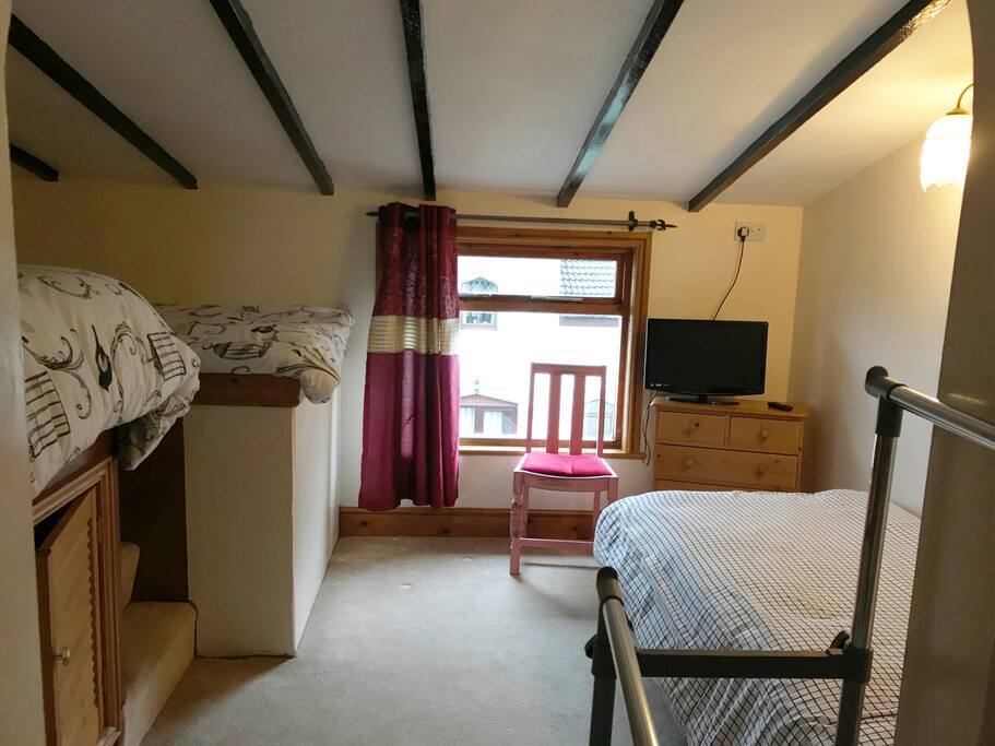 3 single beds in room