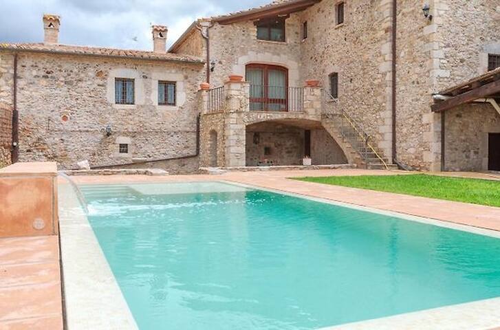 Espléndida Masía con piscina cerca de Girona gallery image 2