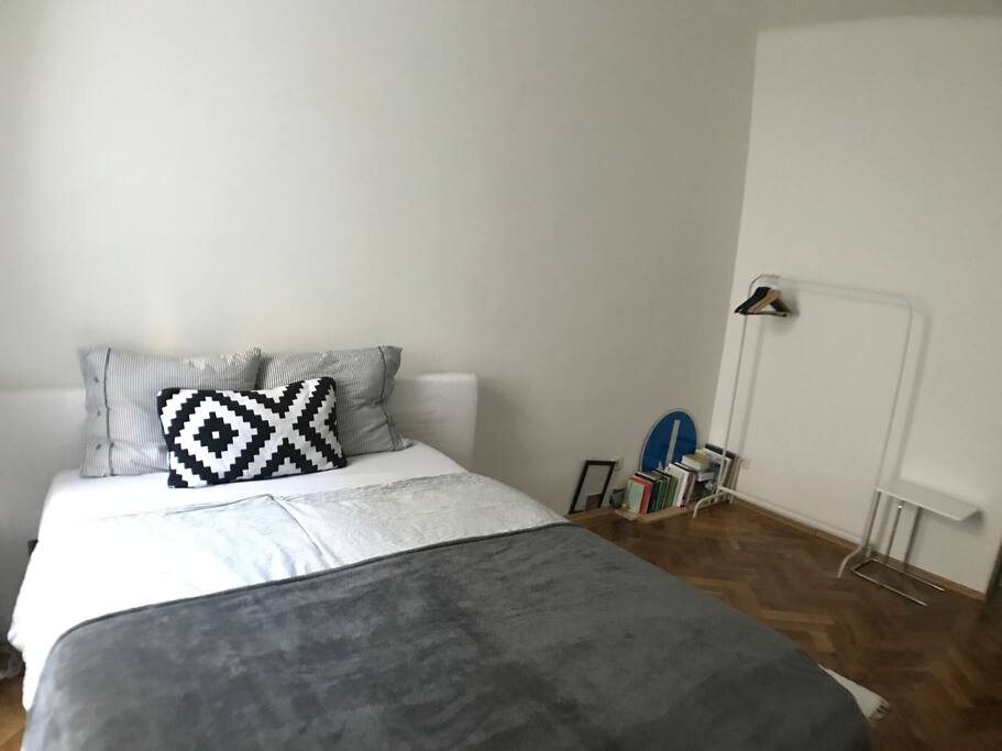 The single mattress (90x200) can be used as a second separate sleeping possibility in the room