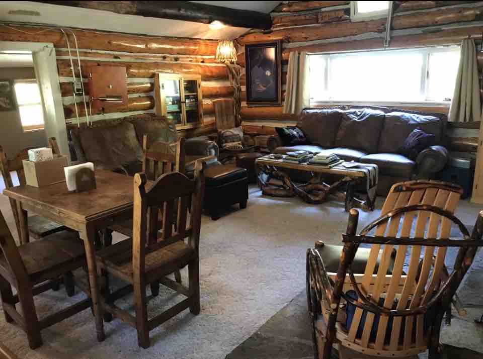 ห้องส่วนกลางเป็นห้องนั่งเล่นและห้องรับประทานอาหารติดกับห้องครัวขนาดเล็กแต่มีสิ่งอำนวยความสะดวกครบครัน