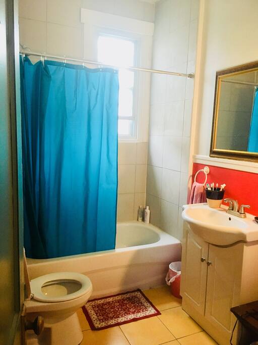 Un sèche cheveux se trouve dans la salle de bain ainsi qu’une douche. Ouvrez la fenêtre pour laisser passer l’air lorsque vous l’utiliser.