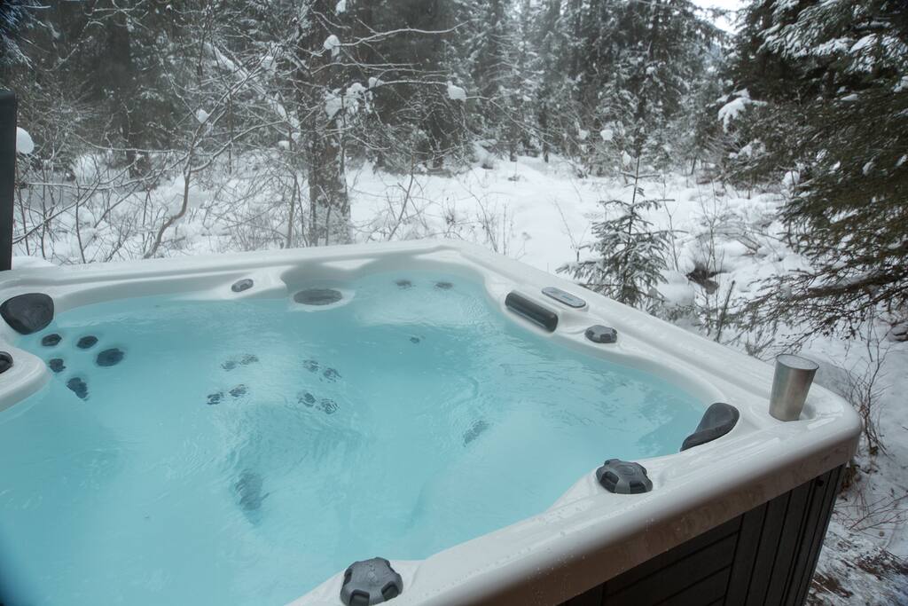 3-4 person Hot Tub by creek
