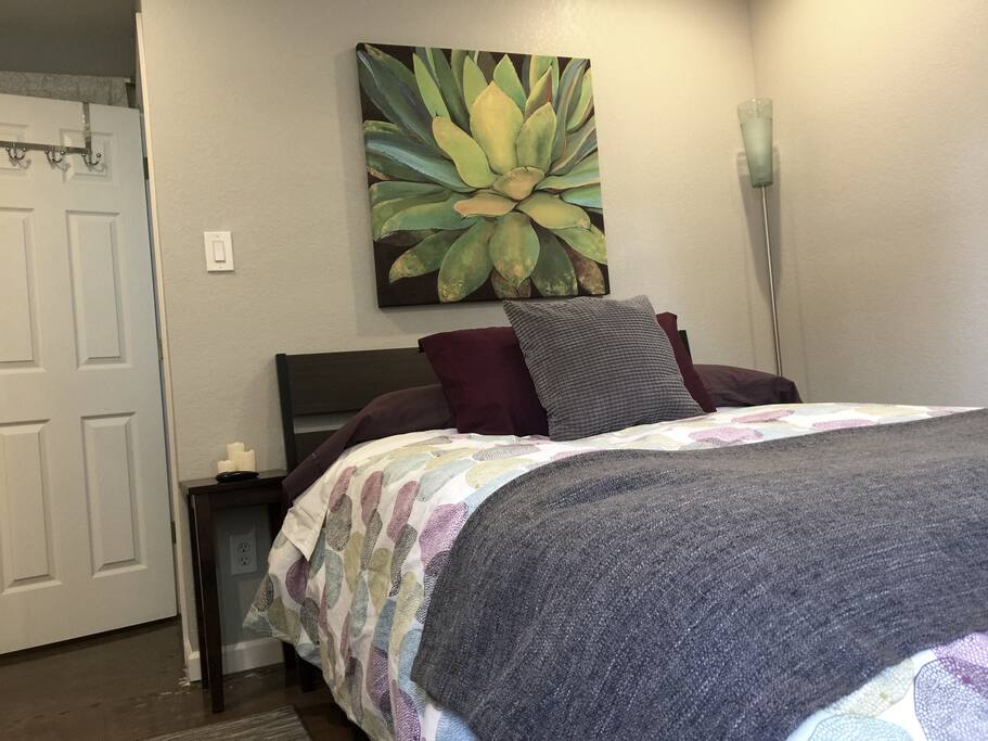 Comfy Queen bed with tempurpedic topper and NICE sheets!