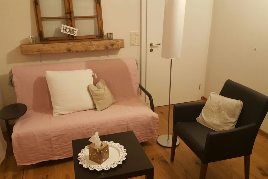 Ausziehbares Schlafsofa für kleine Gäste. Die Tür führt in unser Haus und ist abgeschlossen