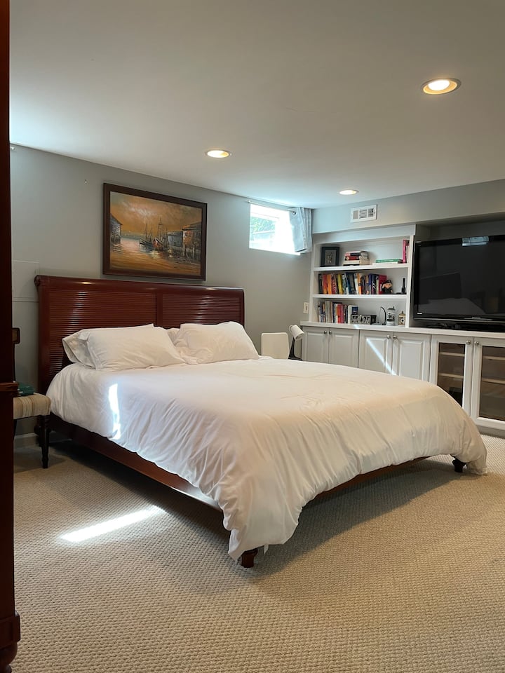 Old Town walkout basement suite with private patio - Guest suites for Rent  in Alexandria, Virginia, United States - Airbnb