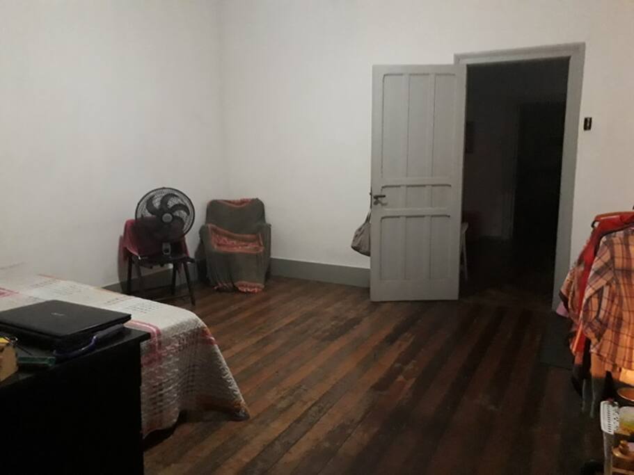 Quarto espaçoso e iluminado. Simples e muito confortável.
Spacious and illuminated room. Simple but very comfortable
