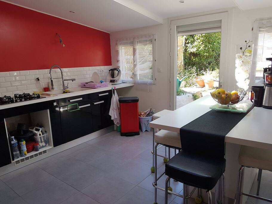 Cuisine qui donne sur un petit jardin