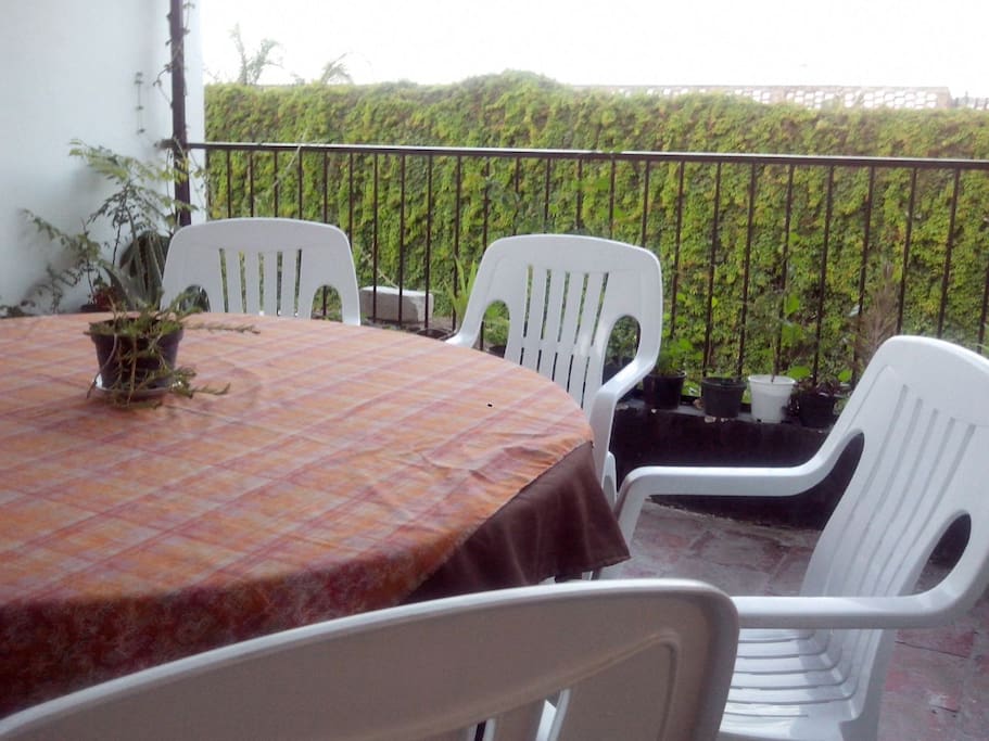 Terraza anexa a la cocina: ideal para cómodas cenas colectivas y tranquilos desayunos