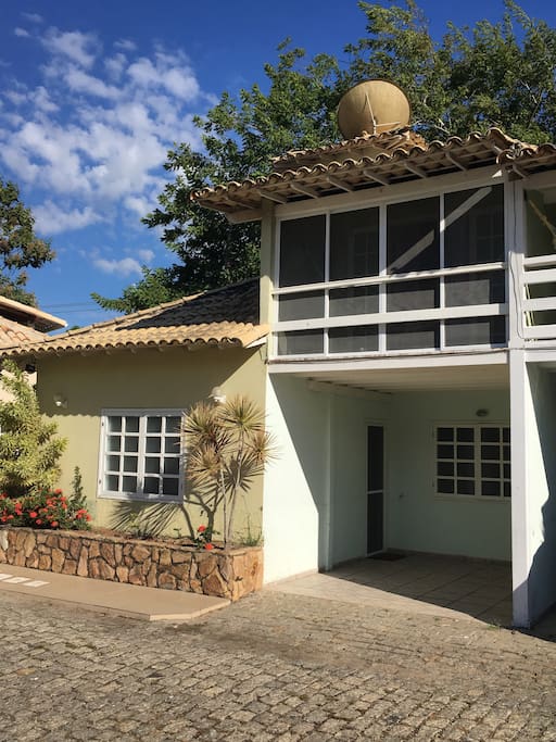 Casa com varanda no primeiro andar