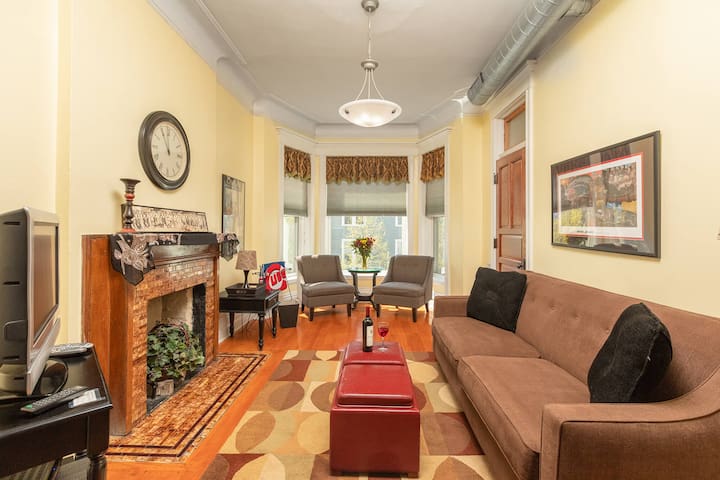 The Wrigley Flats Vacation In Wrigleyville Apartments For Rent