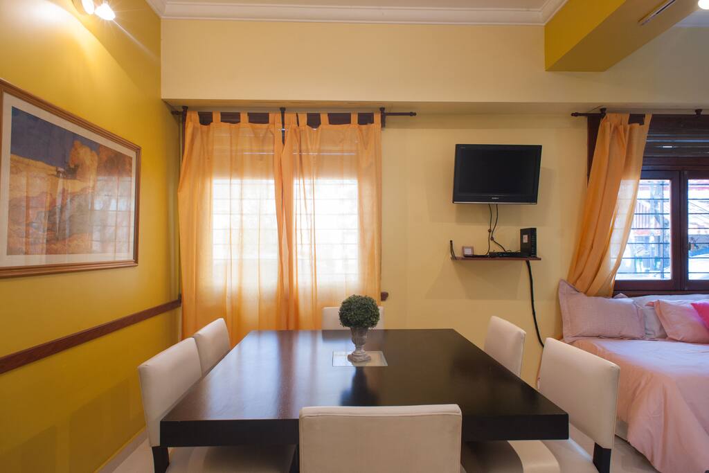 Mesa para 6 huéspedes + TV con cable