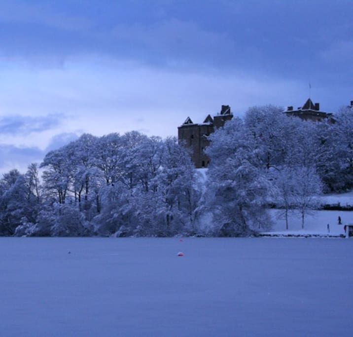 Linlithgow Loch in the winter