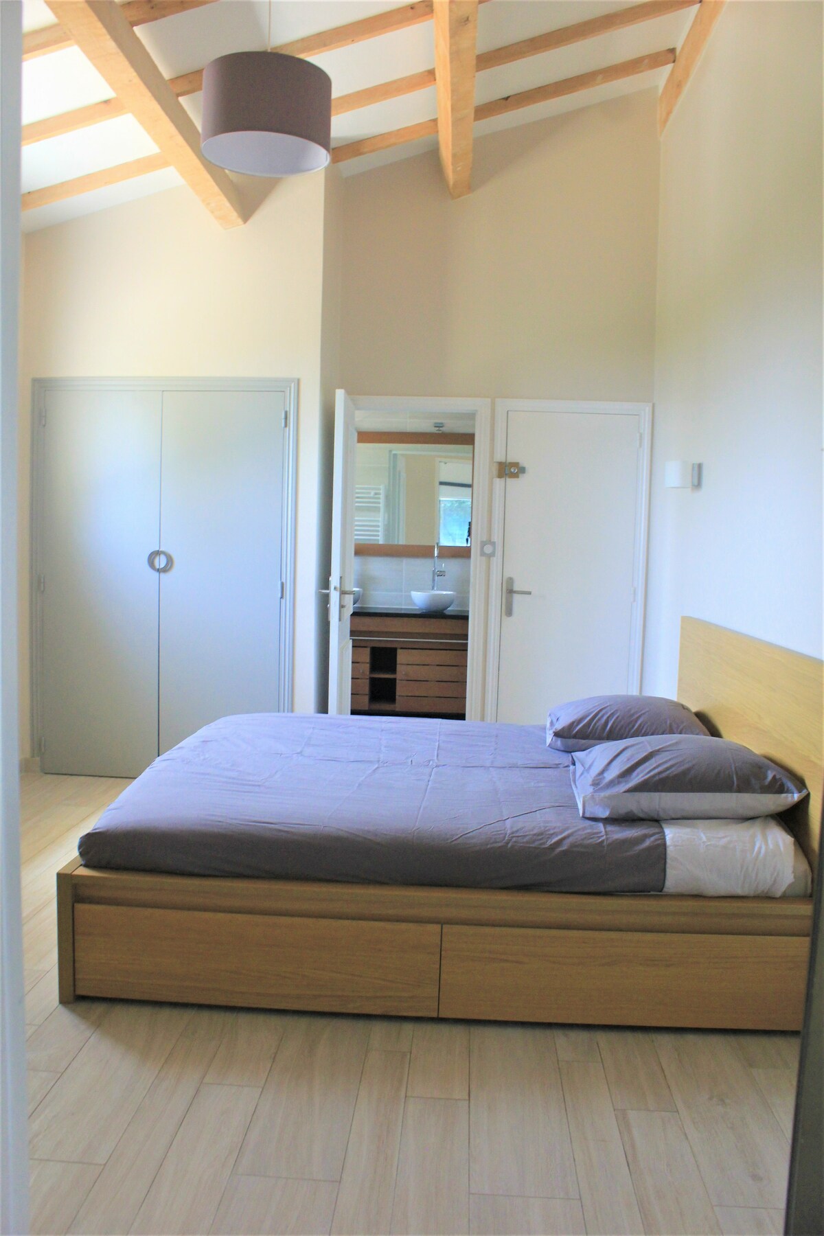 Мастър суит на горния етаж - двойно легло 180 х 200 - изглед към морето - климатик 