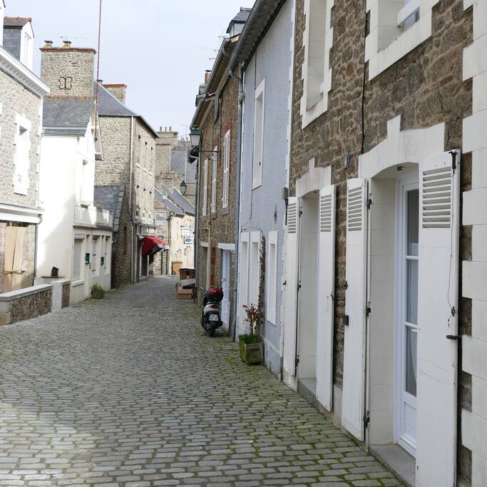 La rue de l'Eglise - Saint Enogat