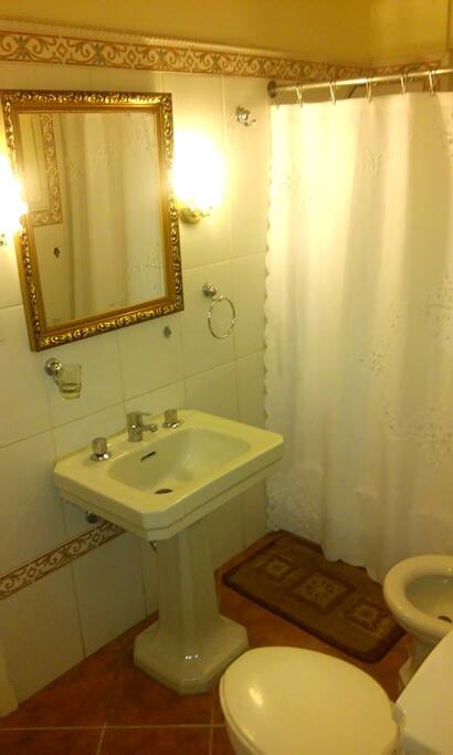 Baño privado con agua fria y caliente. Juegos de toallas,