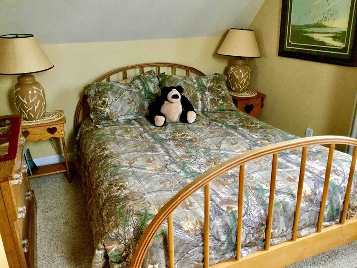 Eagles Nest upstairs DUCK ROOM  bedroom has queen size bed and queen size futon .Lots of duck and camo decor