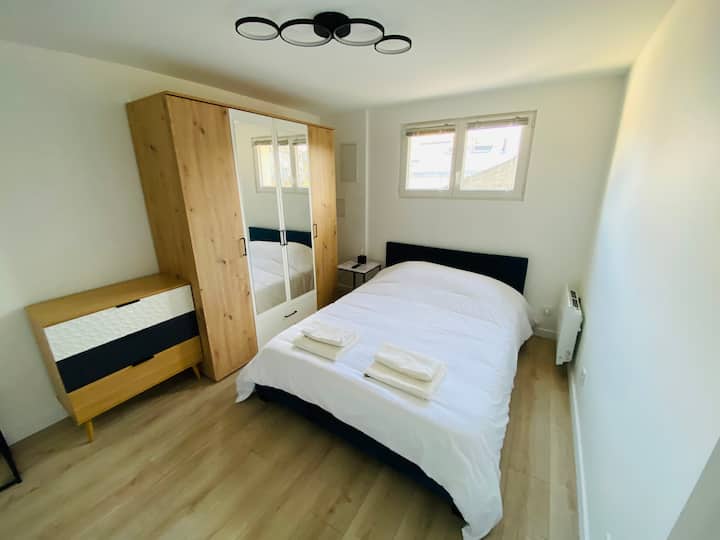 4号卧室：小巧舒适的12平方米套房，带套内淋浴间（和马桶） 