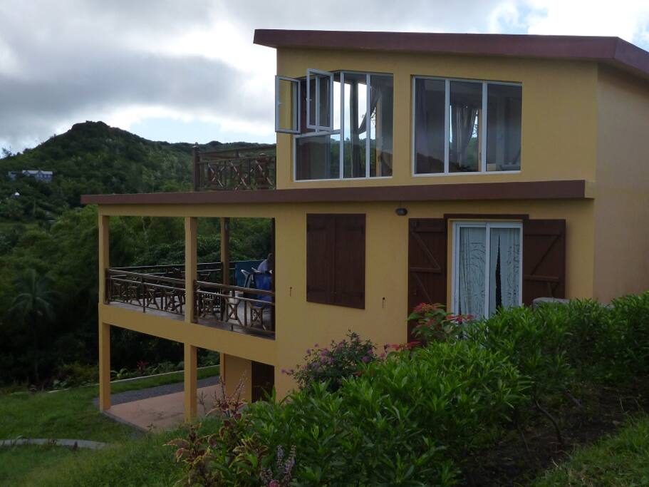 Maison avec une grande terrasse