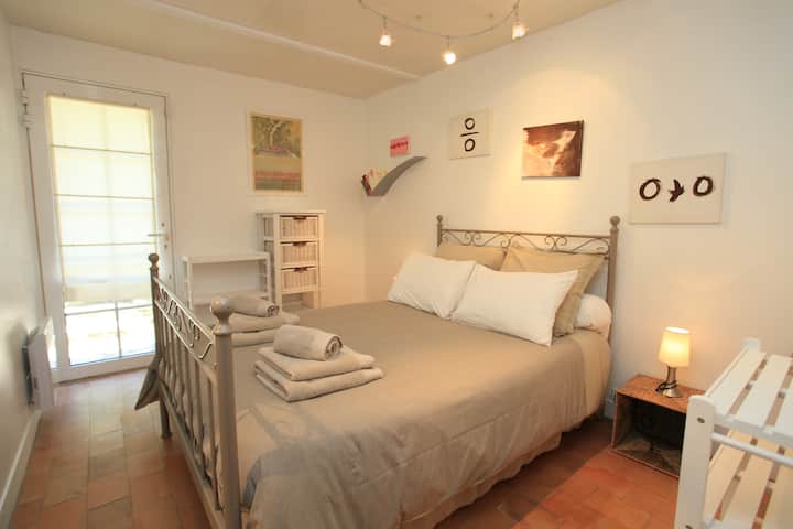 NINA 'S ROOM (Dormitorio 3)-1er piso acceso directo al jardín del lado de la piscina: Cama doble 140x200. Colchón de memoria Tempur.
El cuarto de baño se encuentra enfrente de la habitación con un lavabo y una ducha.
Aire acondicionado reversible con bomba de calor.