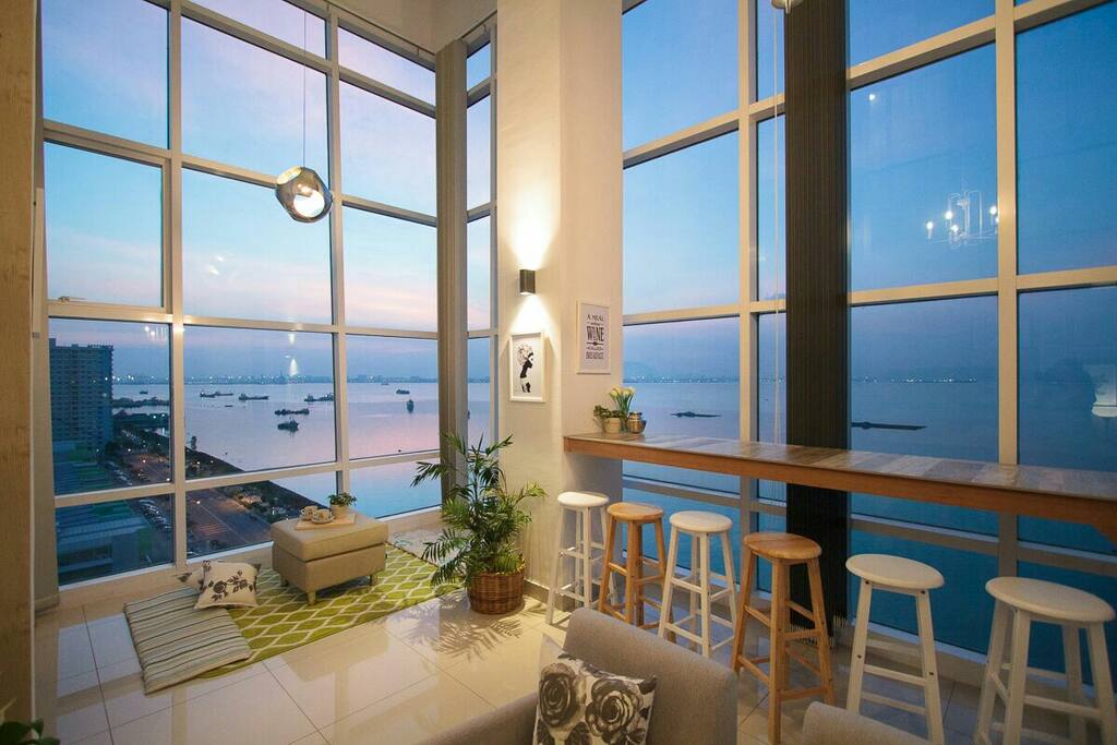 The space where you can see the sunrise and sunset