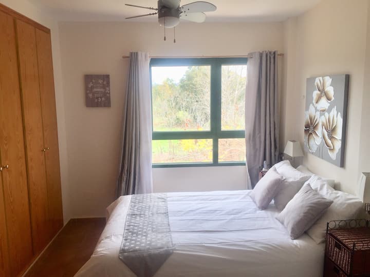 主卧配有衣柜和套内卫生间 