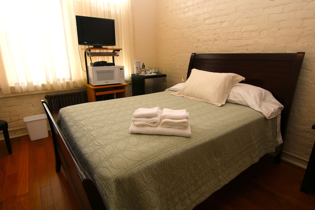 Bed, Microwave, & Smart TV