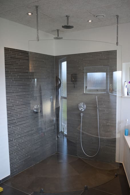 Dobbelshowe in master bathroom