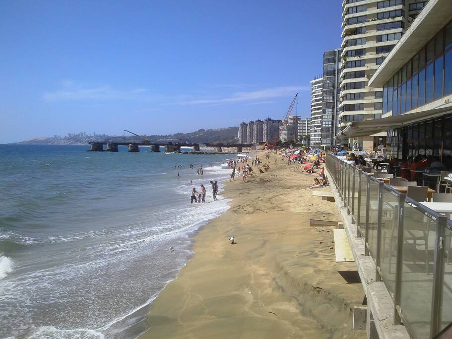A dos cuadras de la playa los marineros