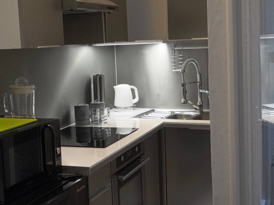 Cuisine équipée d'un four, four à micro ondes, quatre plaques électriques, machine à laver, et tous les ustensiles.
(Kitchen equipped with oven, microwave oven, four hotplates, washing machine, and all utensils.)