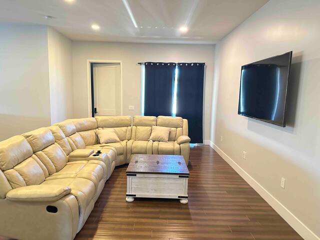 Large modern home by the Strip w/ great amenities gallery image 5