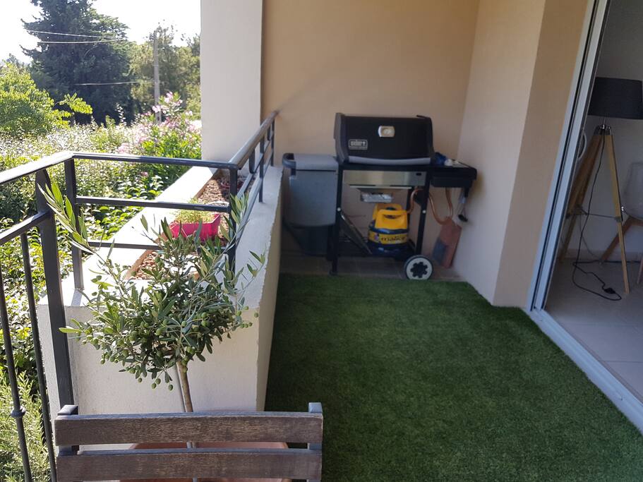 Grande terrasse avec BBQ et table pour 6 personnes.