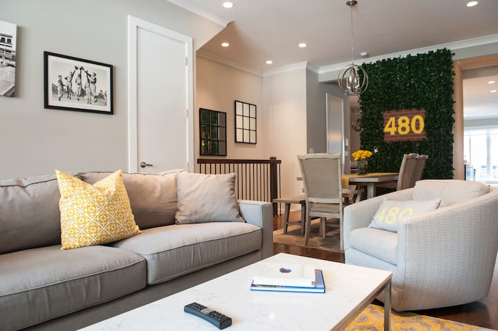 Luxury 4 bedroom steps from Wrigley