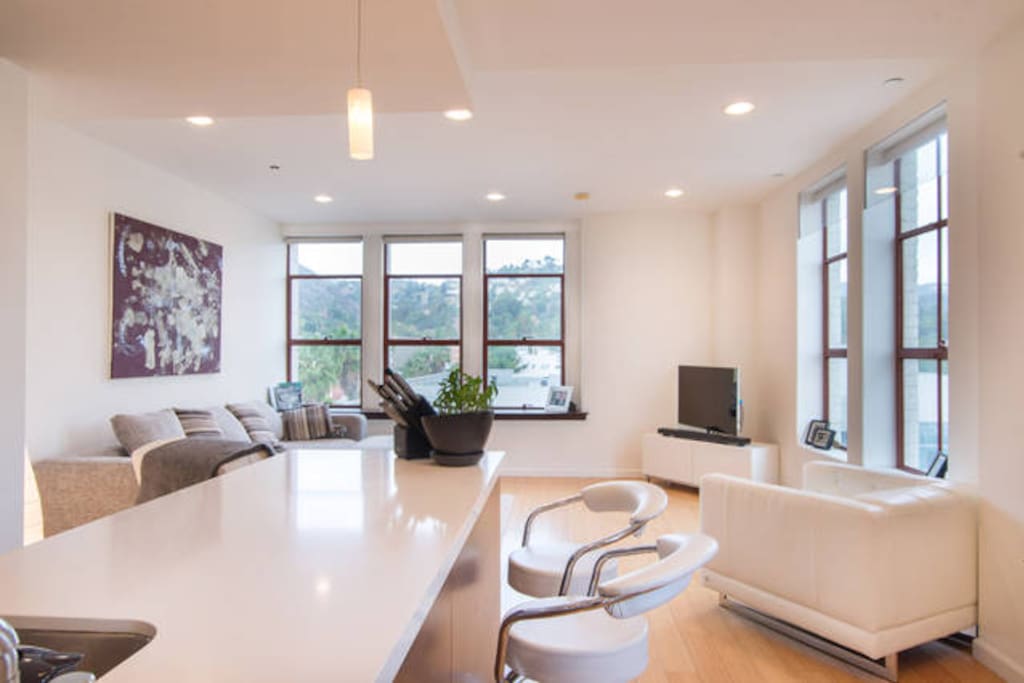 Open concept living-dining area with views on the Hollywood Sign and Walk of Fame