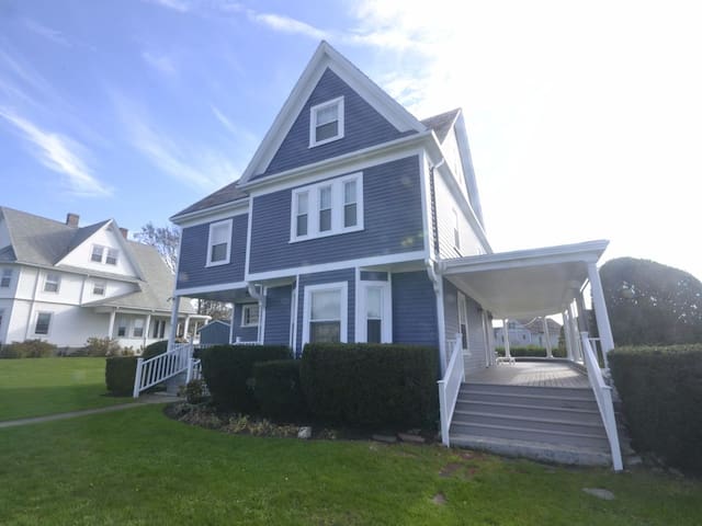 Large Victorian, great porches, steps to beach