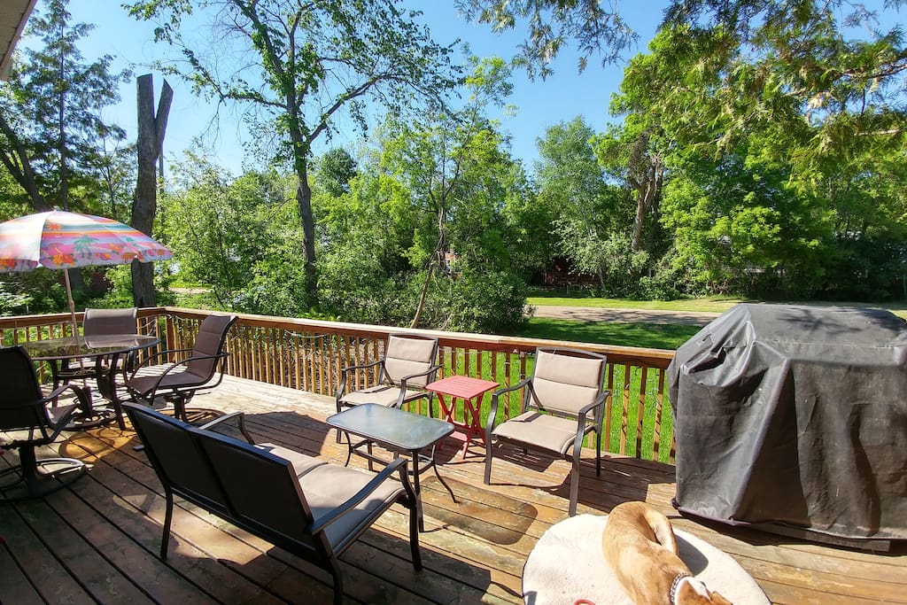 Front deck, Has seating for 8
