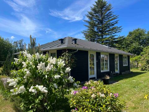 Lovely family cottage by the water