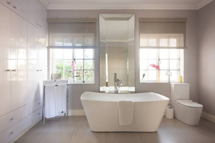 Spacious, Mountain Views, Pool, Firepit, BBQ gallery image 2