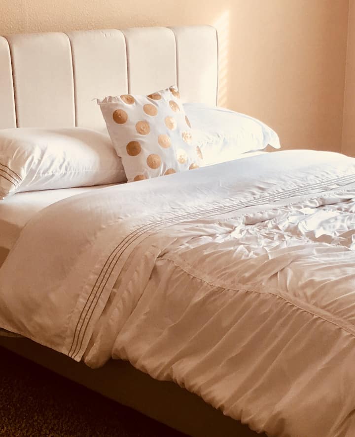 Cozy Queen bed/Bedroom #1