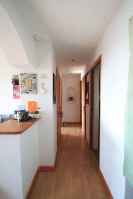 Depuis l'entrée, couloir