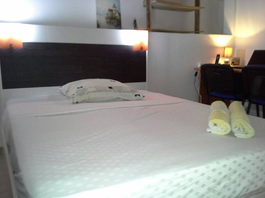 la chambre est agréable, draps et serviettes fournis pour 2 personnes, indépendante pour un séjour en toute autonomie