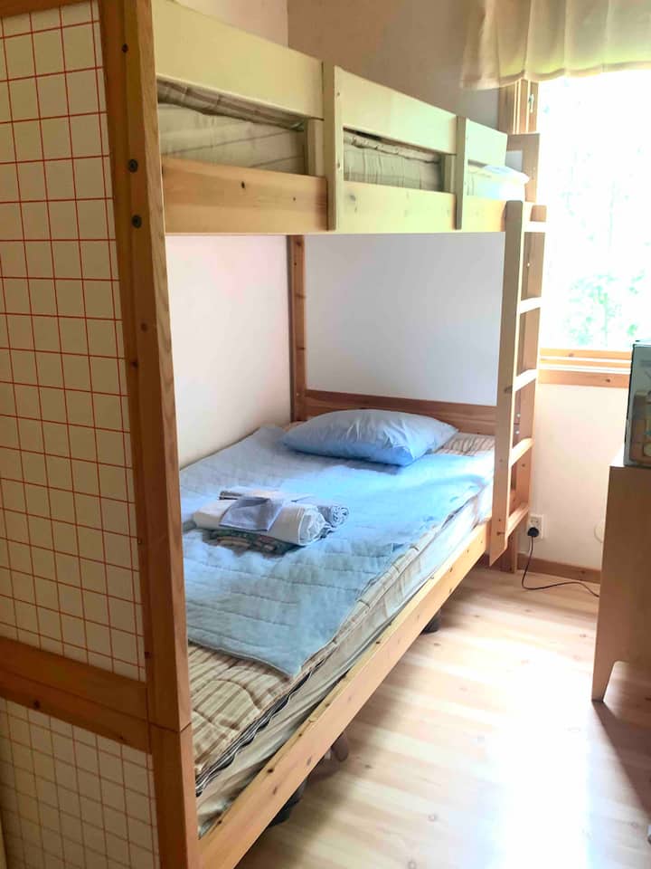 Dormitorio con una litera en la cabaña