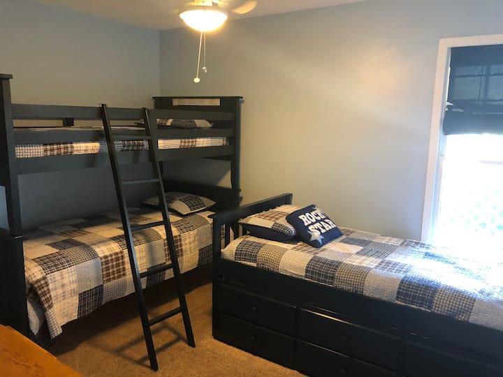 Druhá spálňa, dve poschodové postele a postieľka.  Má televízor, DVD prehrávač a Wii.  