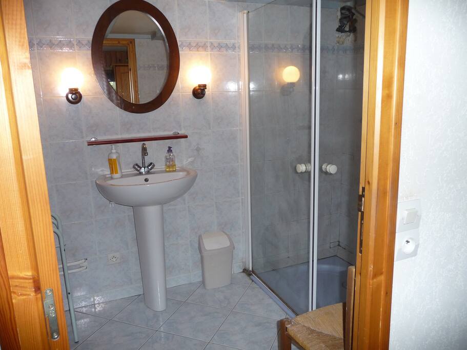 Salle d'eau avec douche
