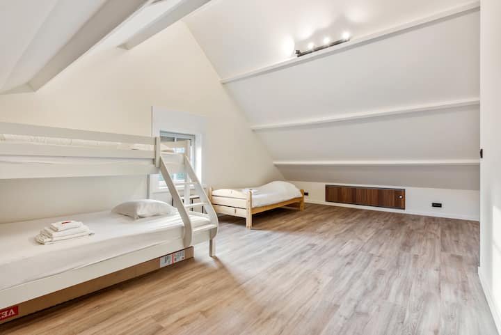 Chumba hiki cha kulala kilicho na kitanda cha ghorofa kinatoa sehemu nzuri na yenye ufanisi, inayofaa kwa ajili ya kuwakaribisha wageni wengi au watoto wenye mpangilio wa kufurahisha na wa vitendo wa kulala.