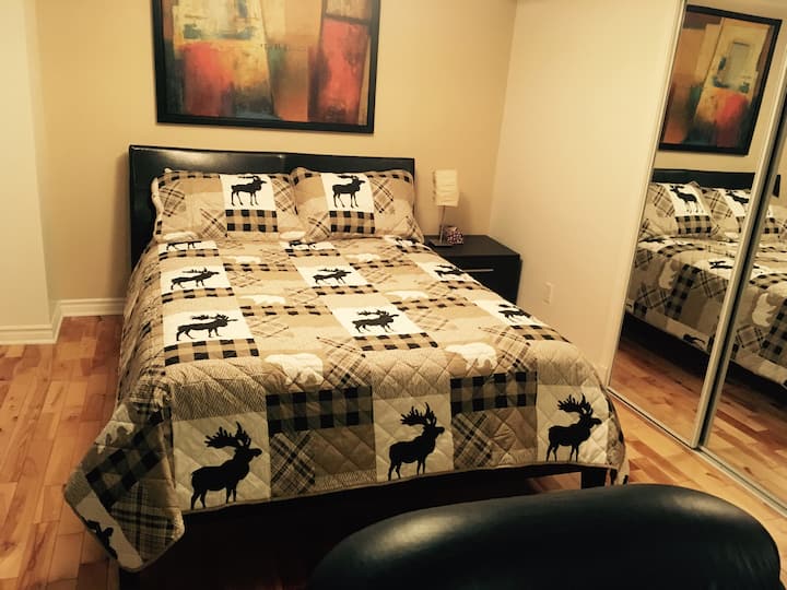 Dormitorio principal (cama queen) abierto a la sala de estar.