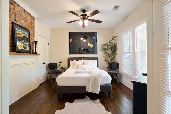 ห้องนอนแขกพร้อมเตียงควีนไซส์ มีทีวีและมู่ลี่เพื่อความเป็นส่วนตัว 