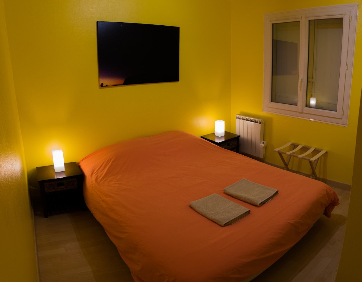 Žltá spálňa s posteľou v konfigurácii 1 posteľ 160 x 200 cm