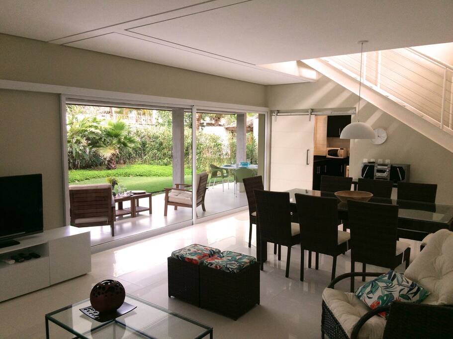 Vista da sala com terraço e jardim privativo
