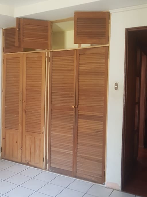 Dormitorio con closet amplio.